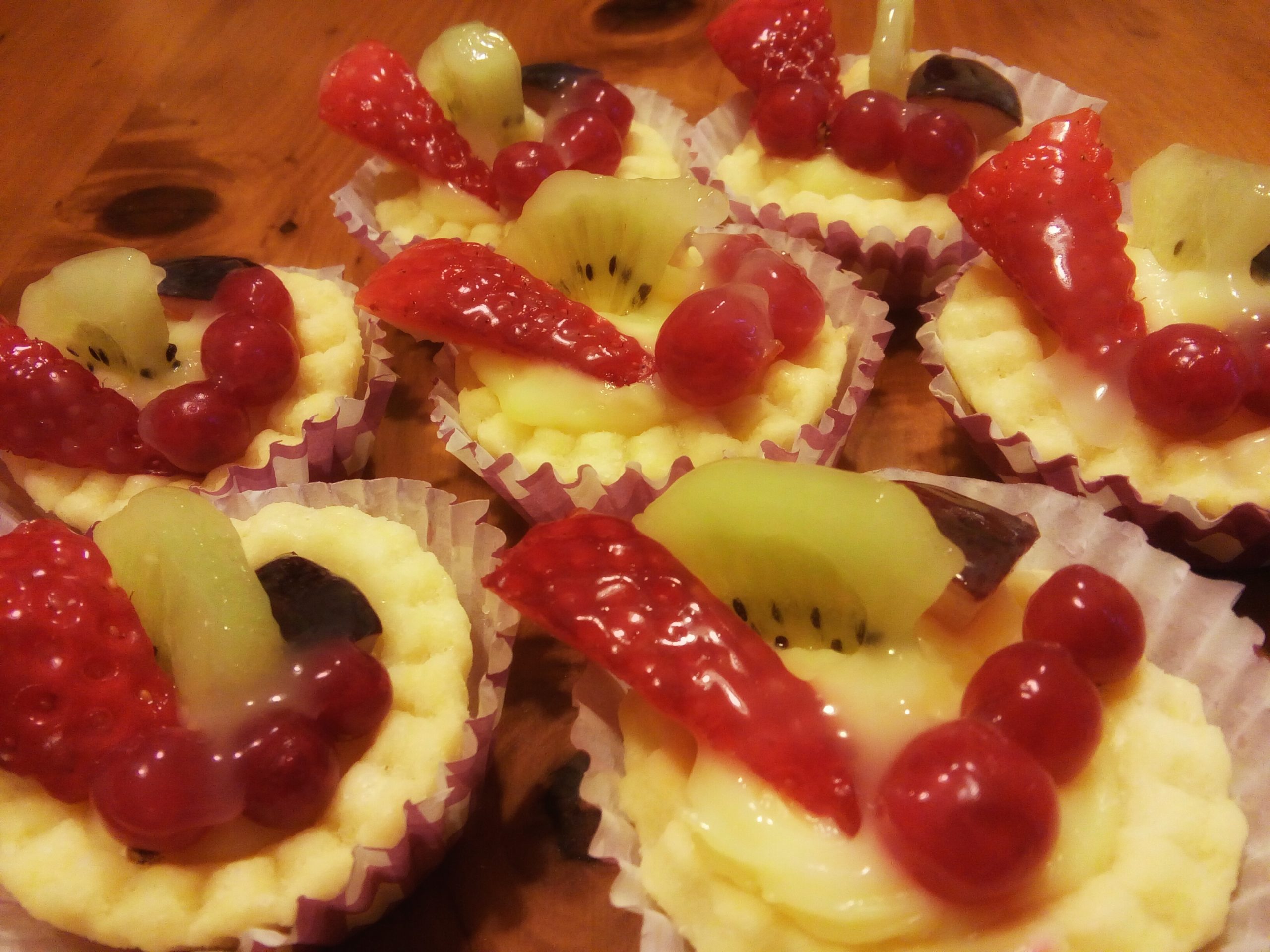 cestini di pasta frolla ripieni di crema pasticcera e frutta