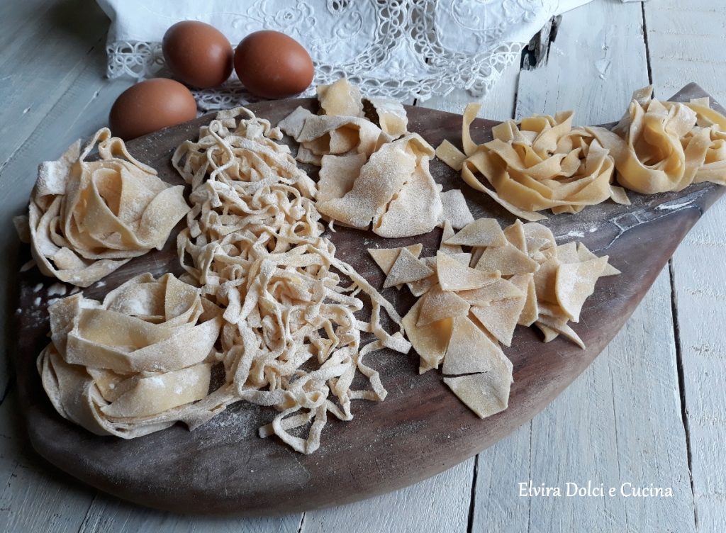 Tagliatelle e altri formati di pasta fresca fatta in casa