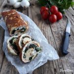 Crostone di pane spinaci salsiccia e stracchino