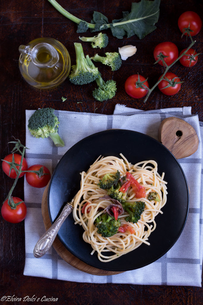 spaghetti con broccoli pomodorini e alici