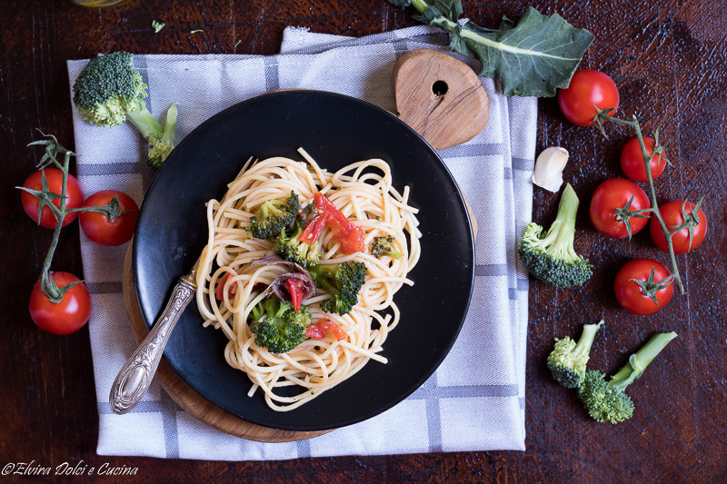 spaghetti con broccoli pomodorini e acciughe