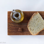 Bruschette di segale con hummus all’avocado e pomodorini colorati