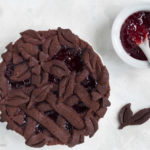 Torta di madeleine al cacao con crema al cocco e frutti rossi, ricetta senza glutine e lattosio