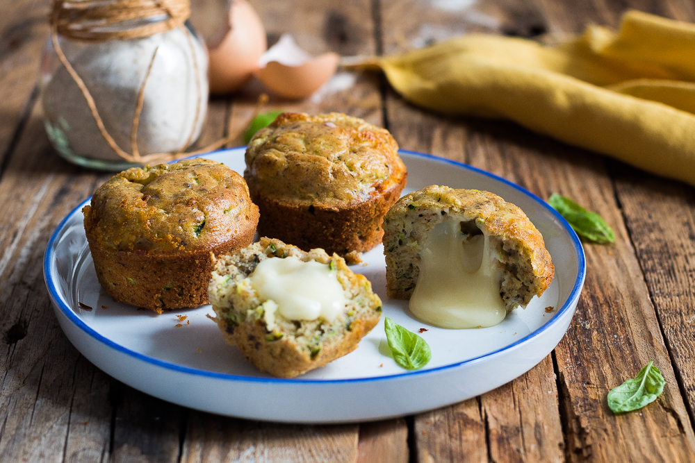 Muffin alle zucchine con cuore allo stracchino - Elvira ...