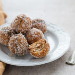 Cestini di biscotti con crema e fragole