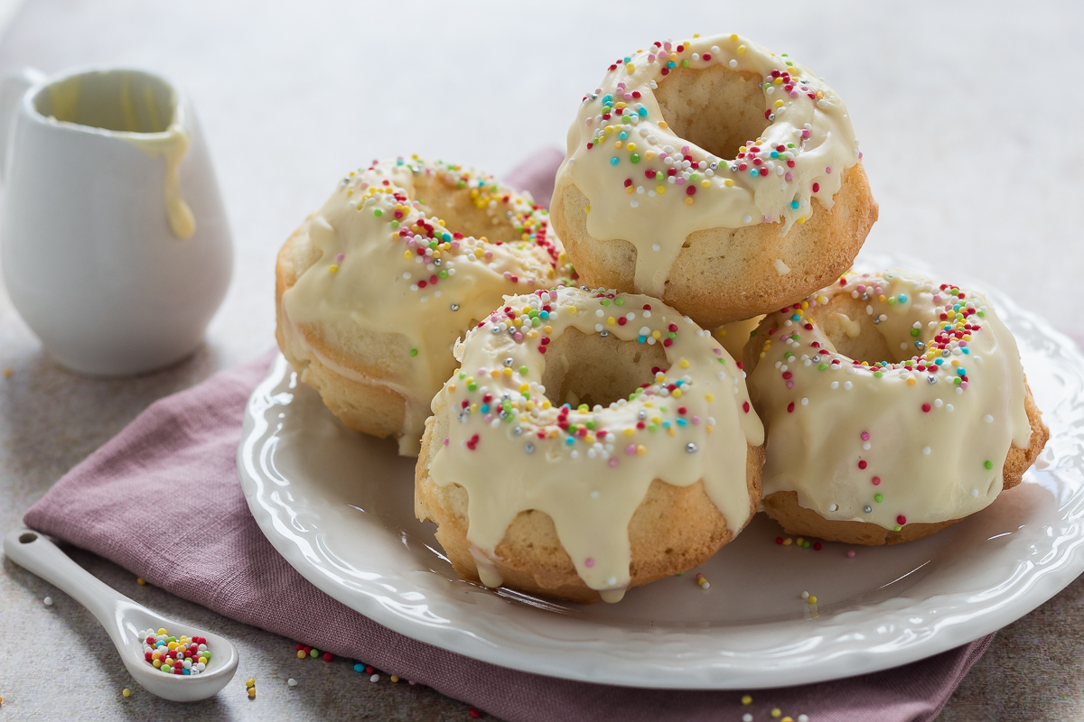 Ciambelle agli albumi e cioccolato bianco