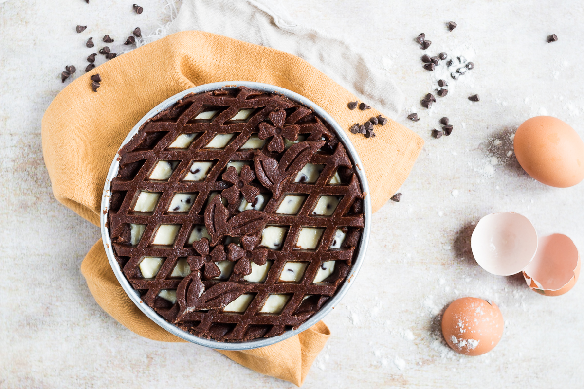 Crostata al cacao con crema di ricotta e gocce di cioccolato