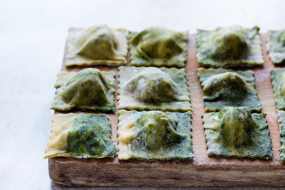 Ravioli marmorizzati con ricotta noci e speck