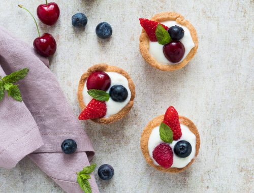 Cestini di frolla due versioni con crema di ricotta e frutti rossi