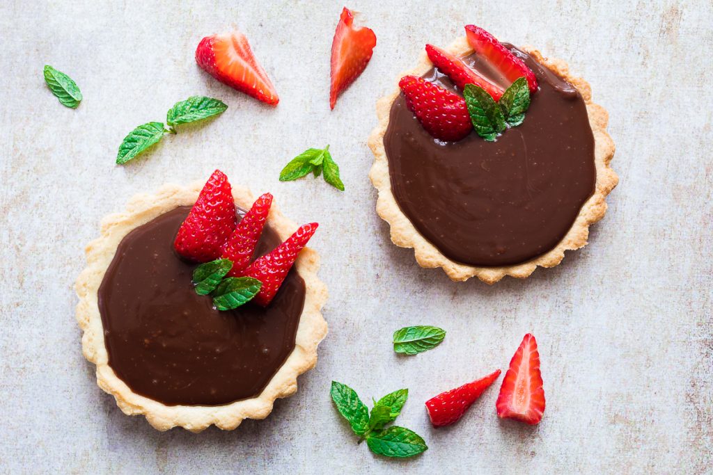 Crostatine con ganache al cioccolato e fragole