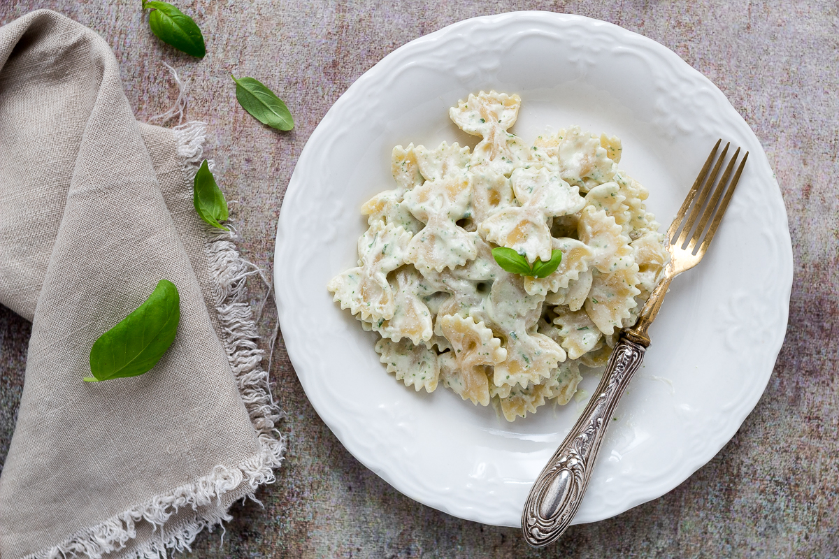 Farfalle fredde con crema di basilico