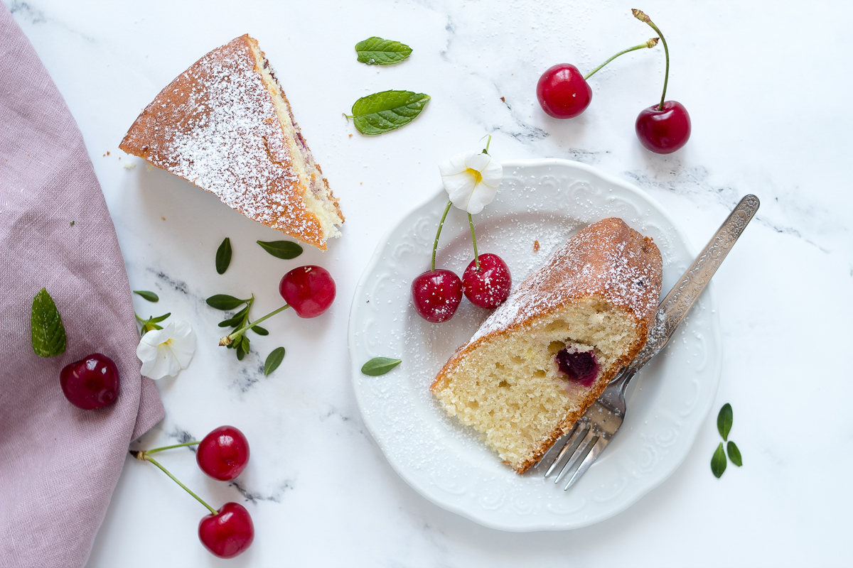 Torta soffice yogurt e ciliegie