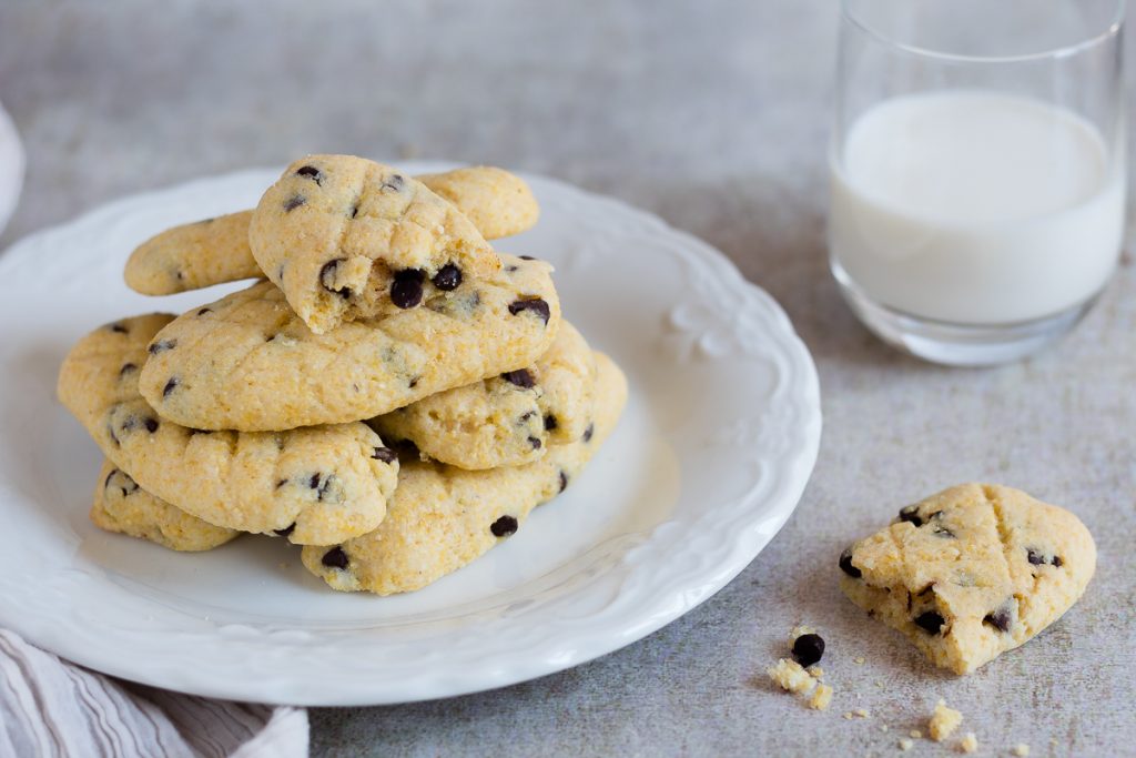 Biscotti con farina di mais e gocce di cioccolato