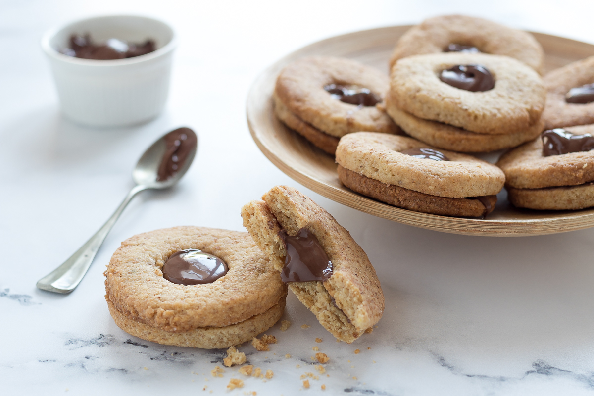 Biscotti con frolla alla nocciola farciti