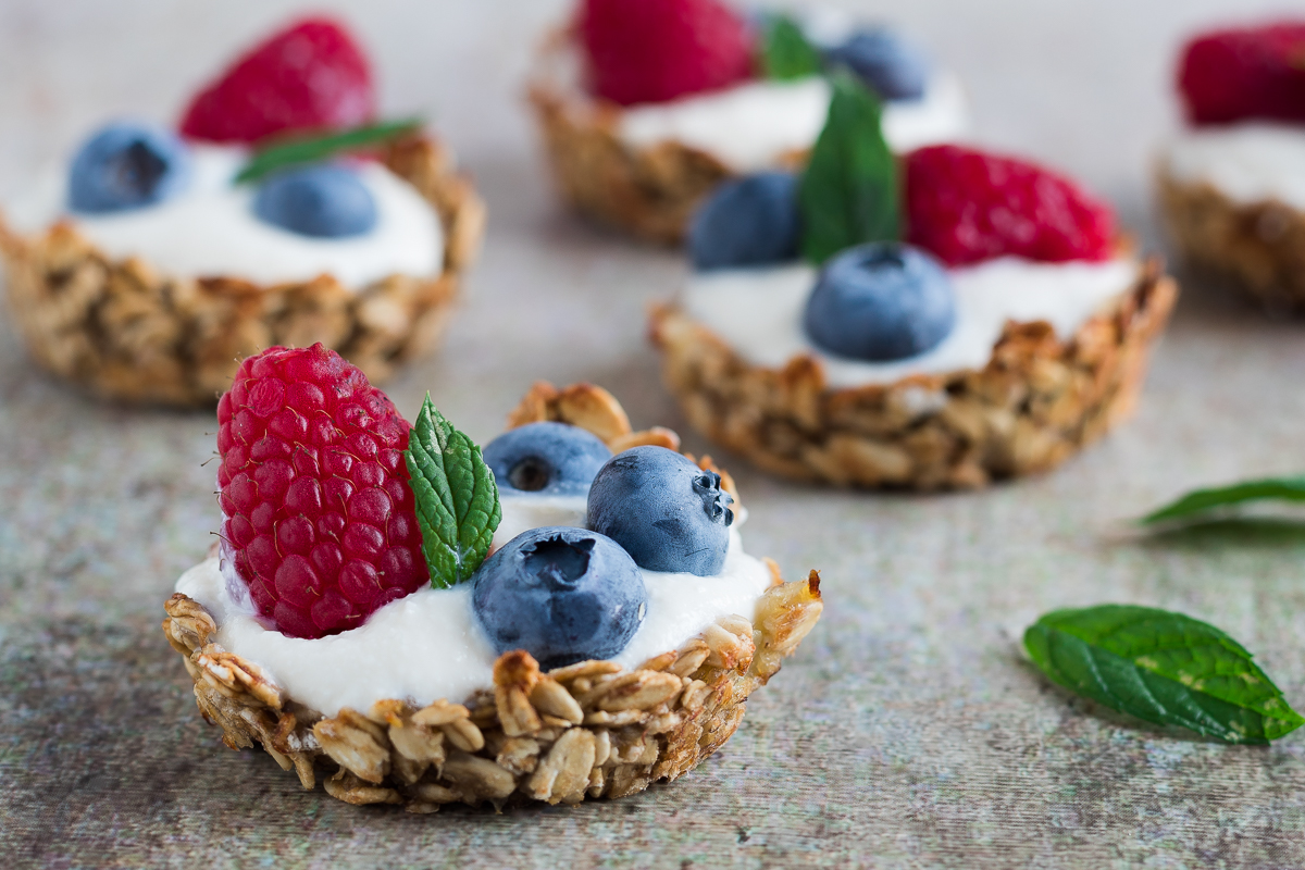 Cestini d'avena senza lattosio con frutti rossi