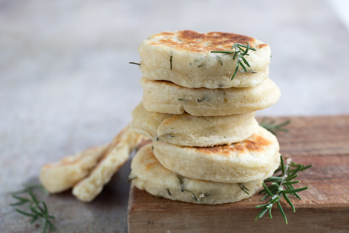 Focaccine formaggio e rosmarino in padella