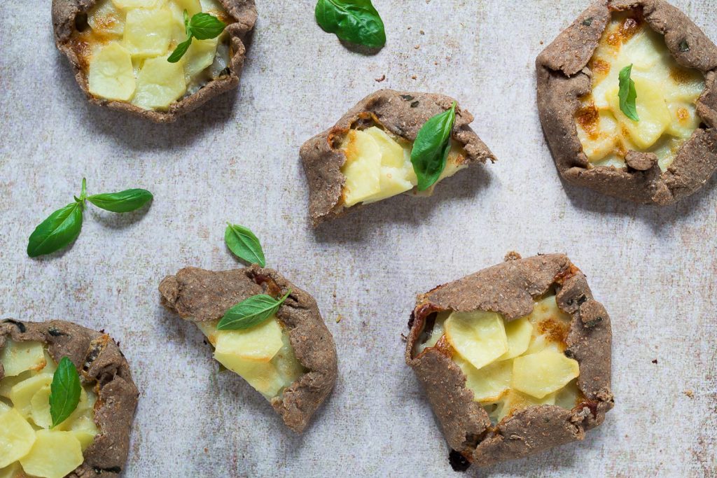 Mini gallette integrali al basilico con patate e stracchino