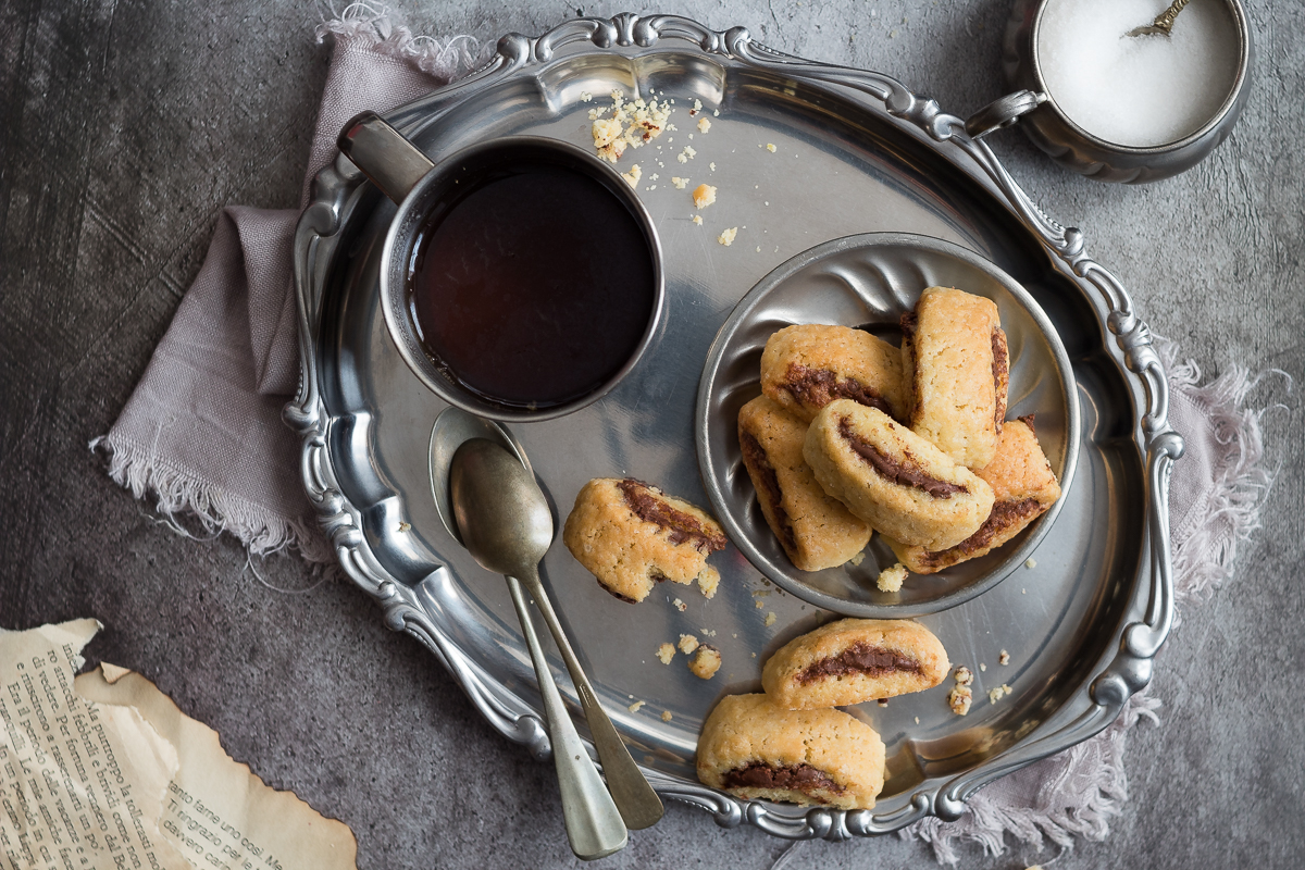 Biscotti arrotolati con crema di nocciole e frolla all'olio