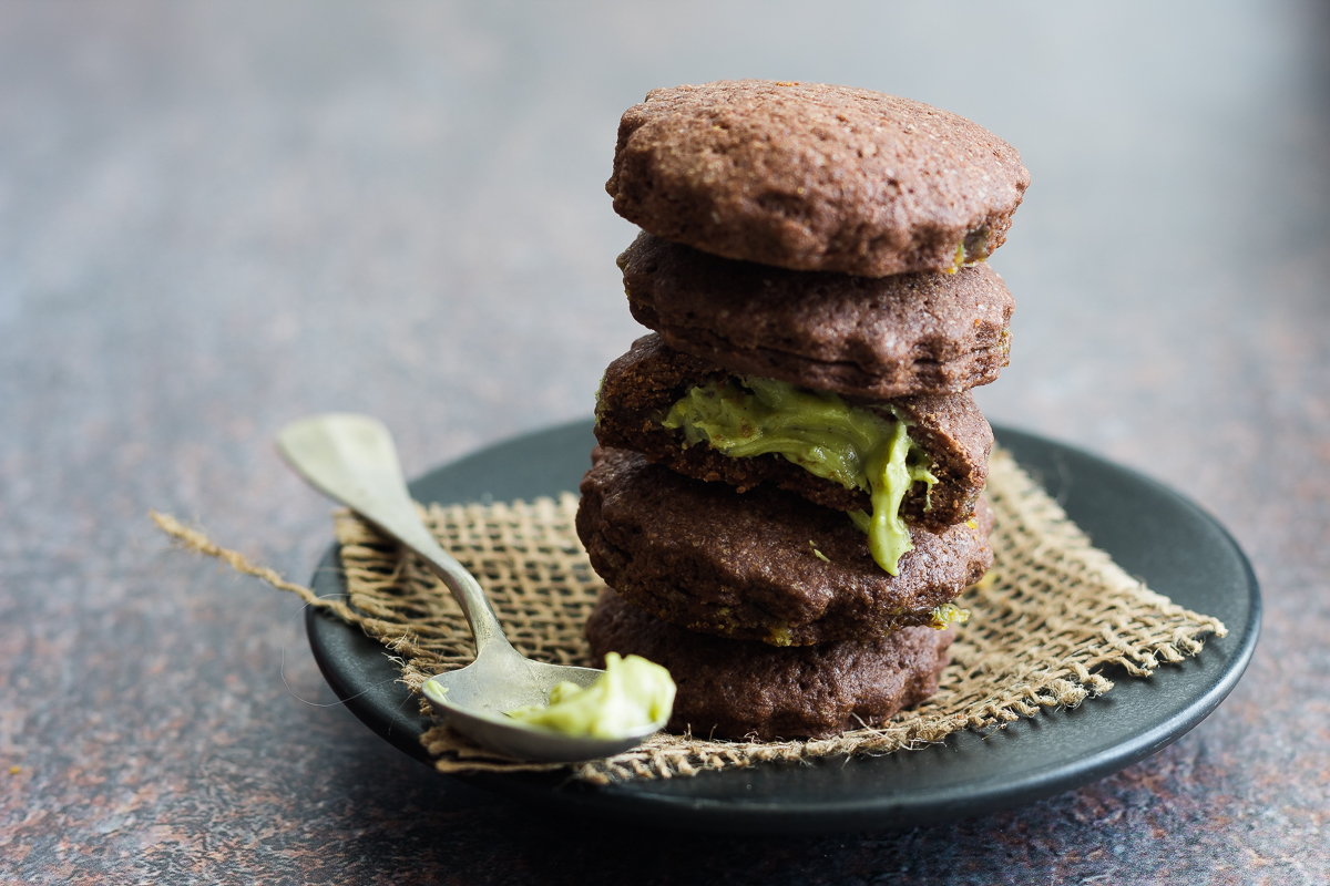 Biscotti al cacao farciti con crema spamabile al pistacchio