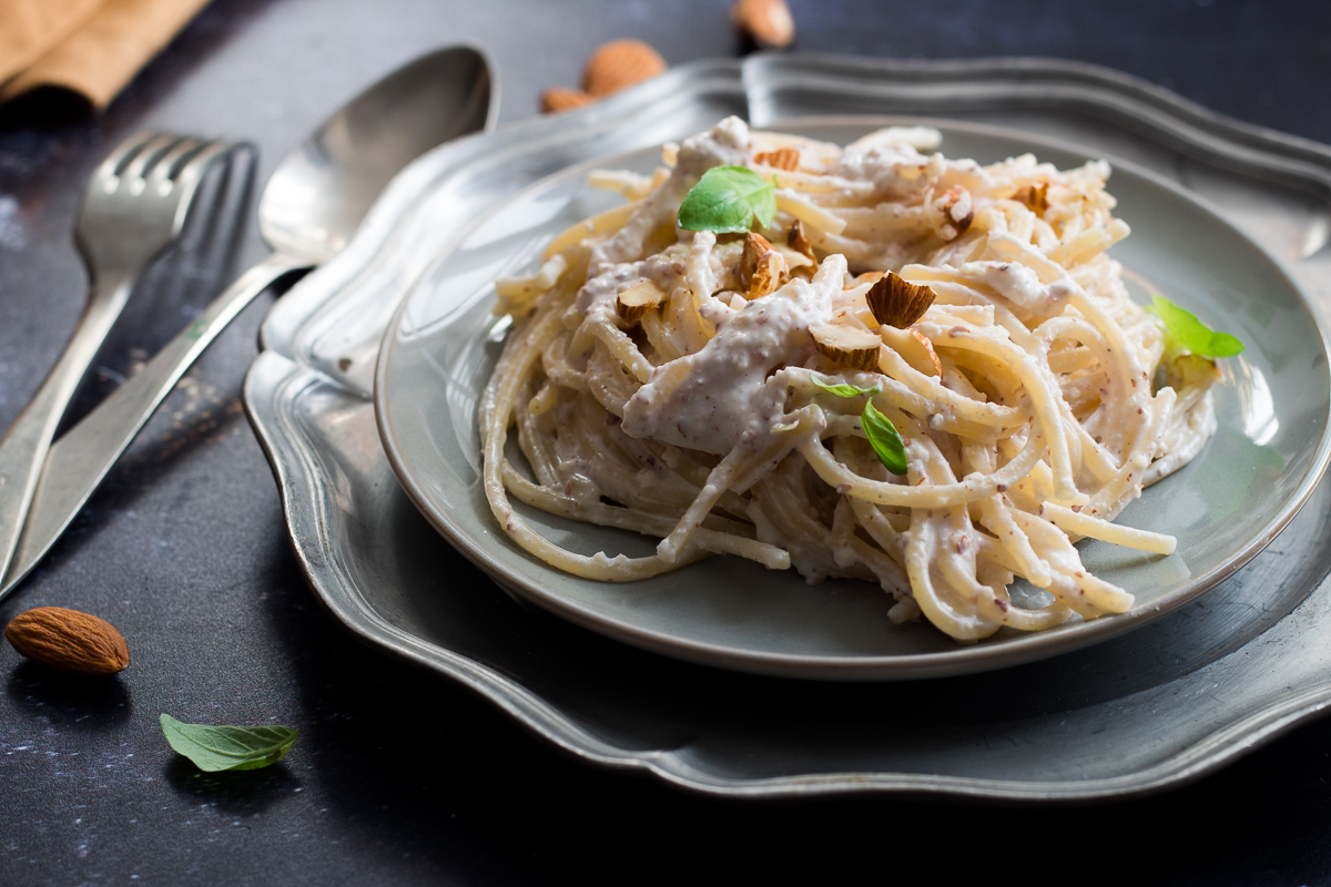 Spaghetti con pesto di ricotta e mandorle