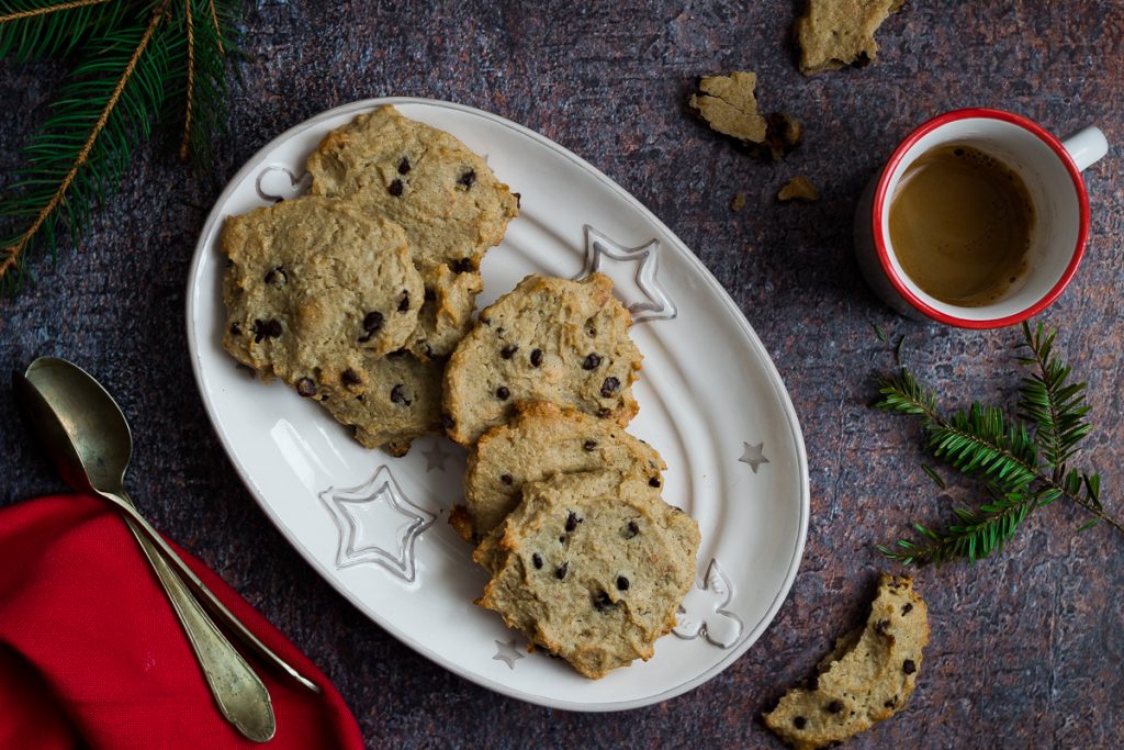 Cookies all'avena con yogurt greco nocciole e gocce di cioccolato fondente