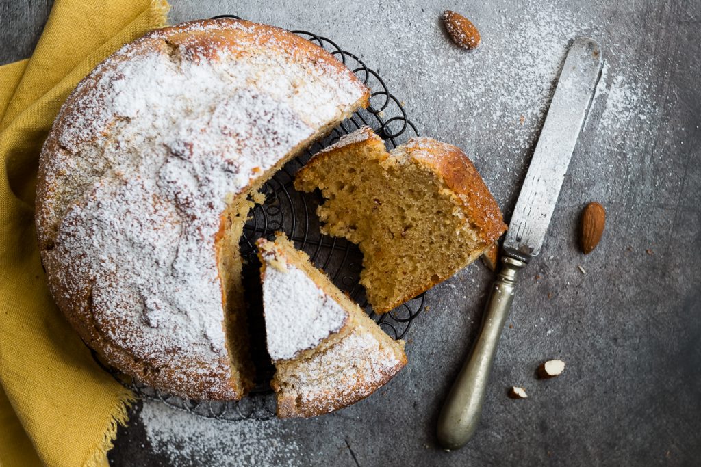 torta di ricotta mandorle e biscotti