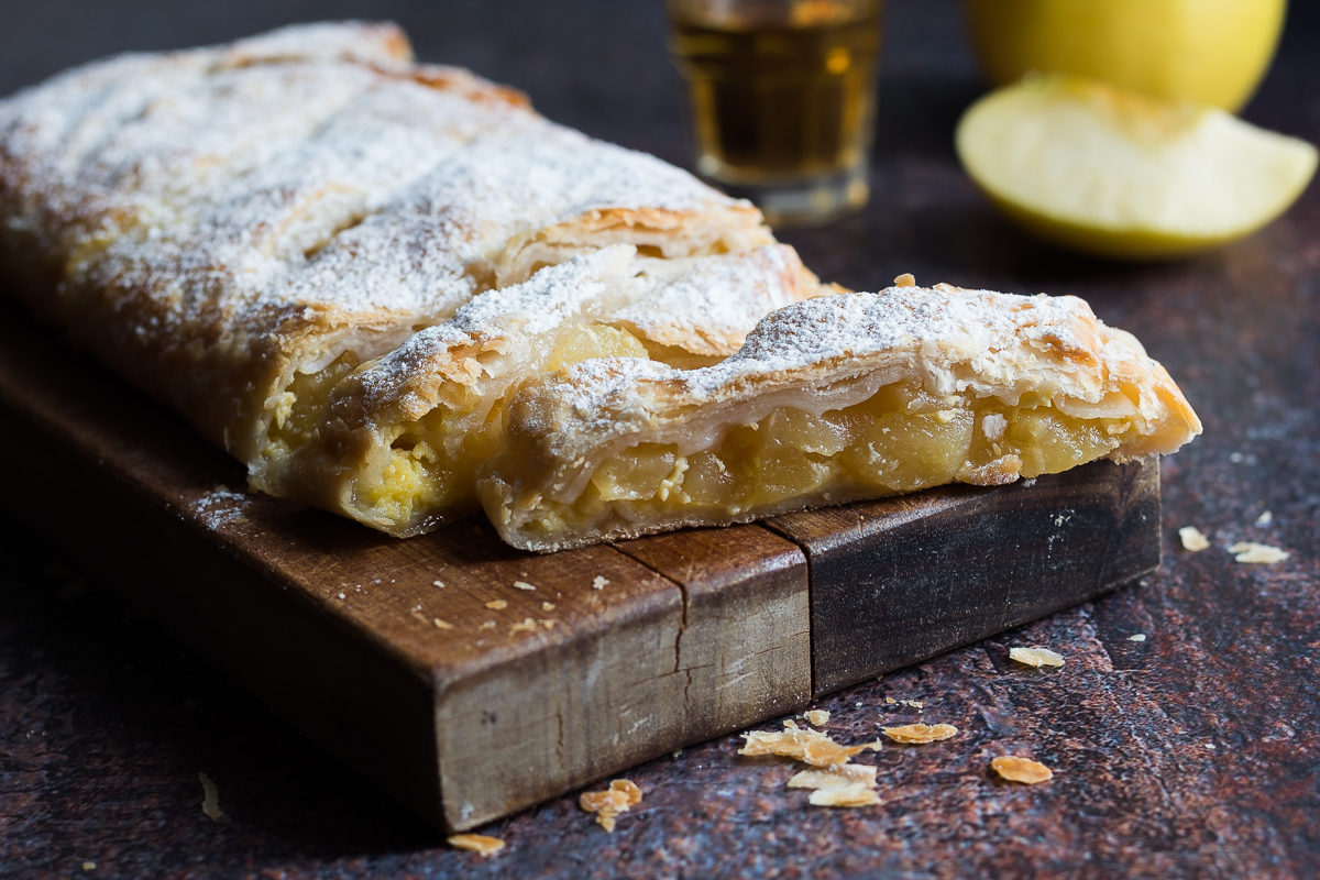 Strudel di mele con crema al rum