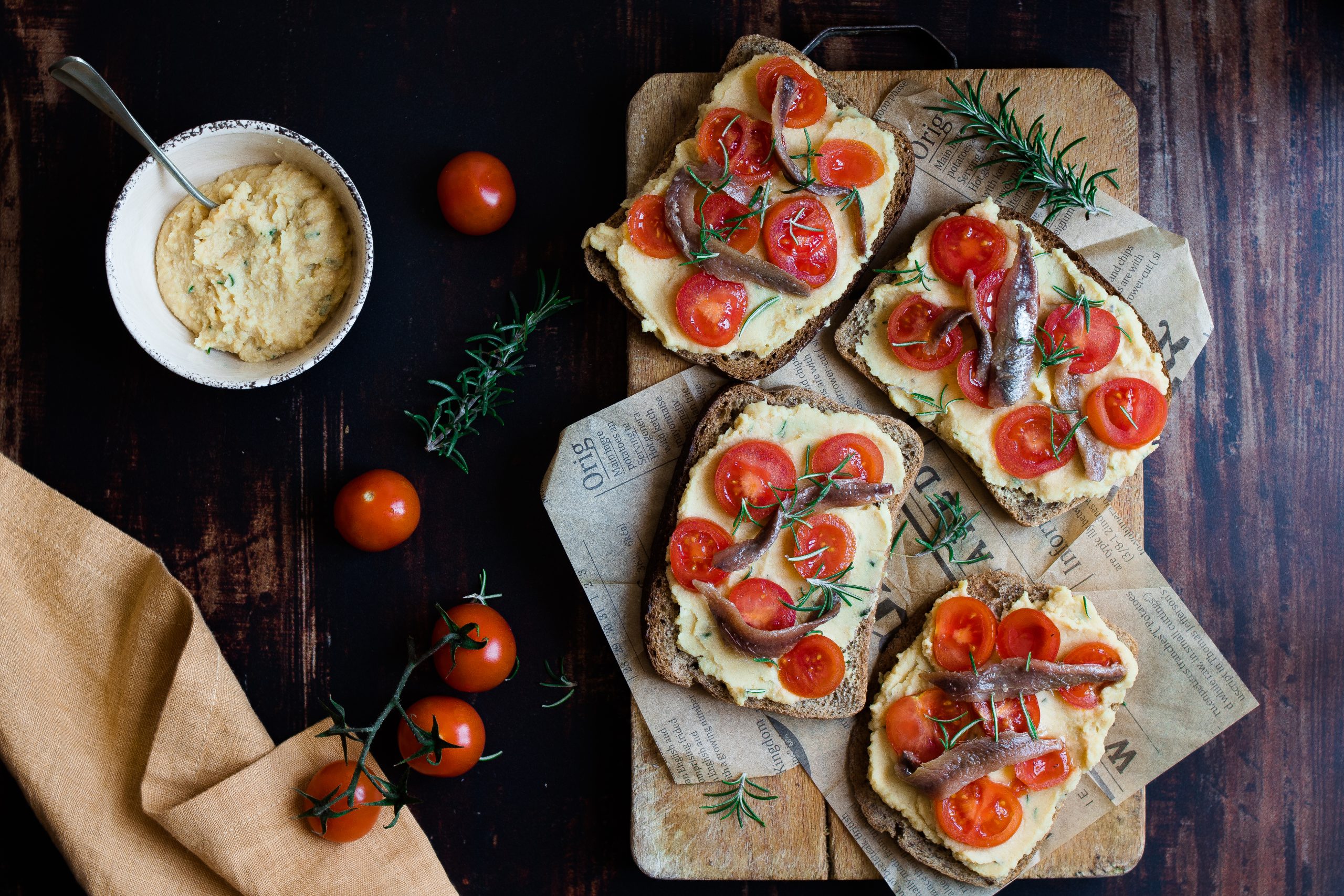 crostoni con crema di ceci alici e pomodorini