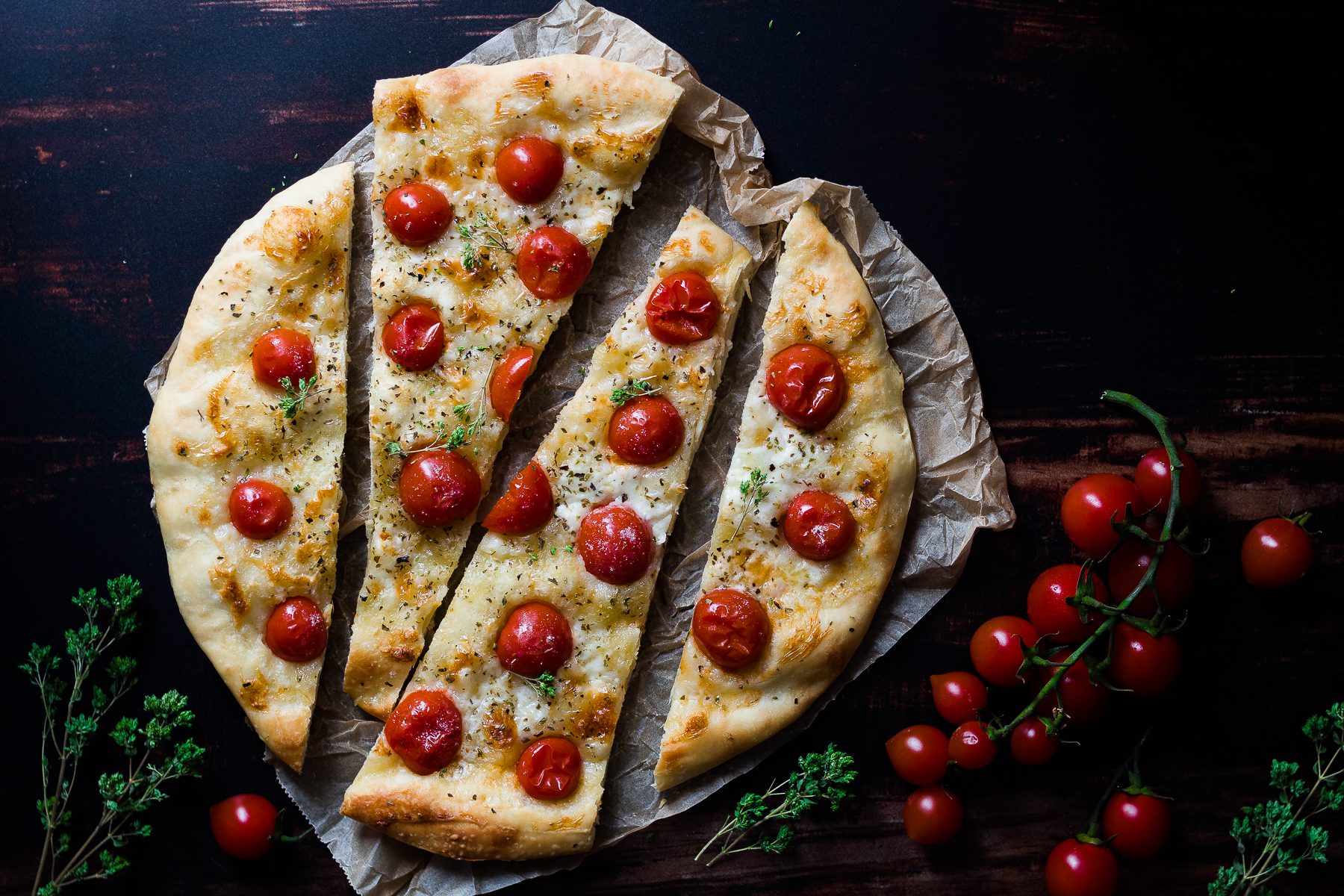 focaccia veloce con stracchino e pomodorini