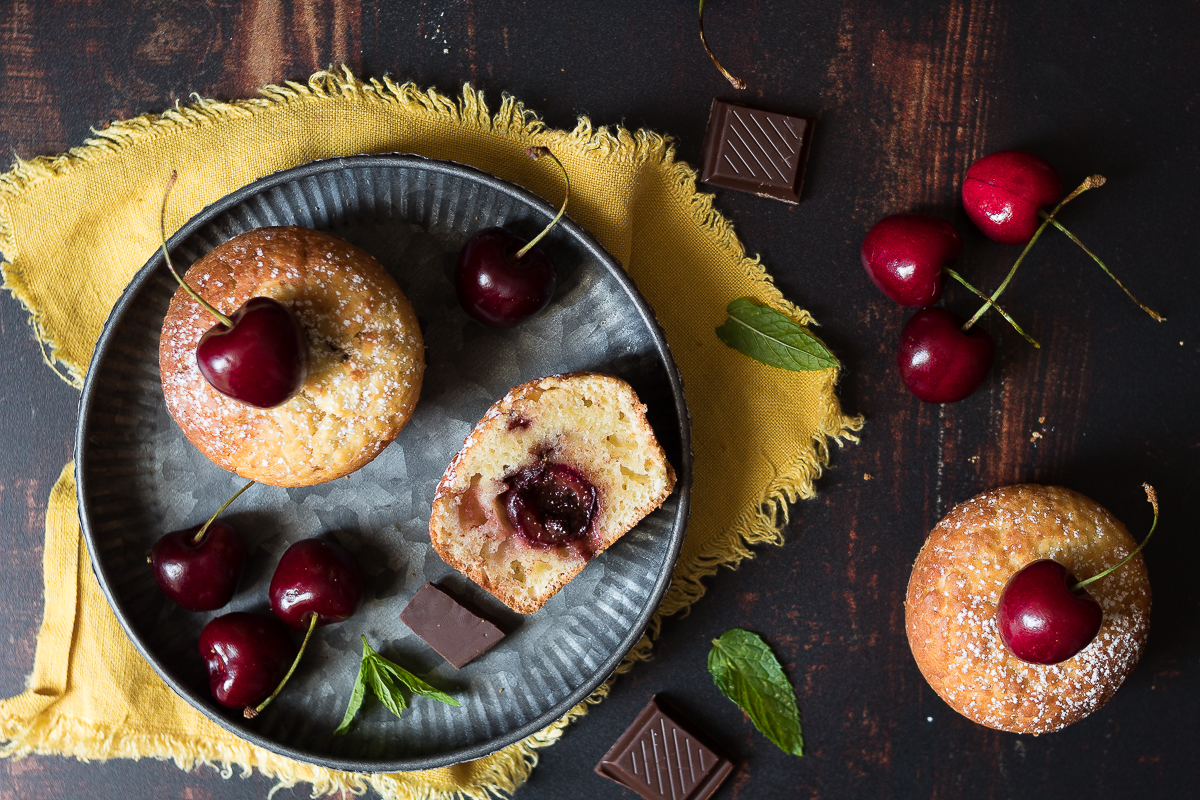 muffin con cuore di ciliegia e cioccolato