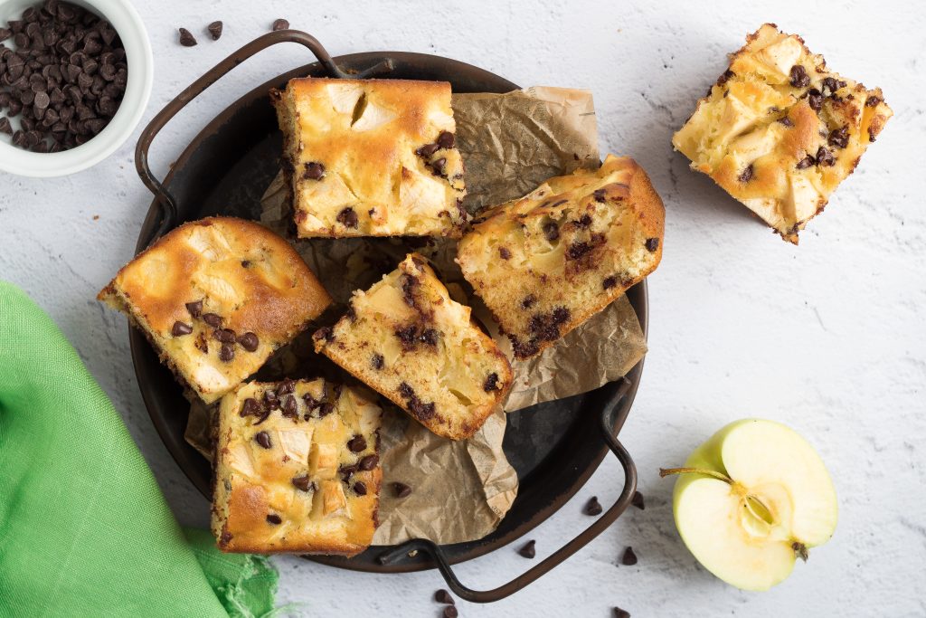 quadrotti di mele con gocce di cioccolato