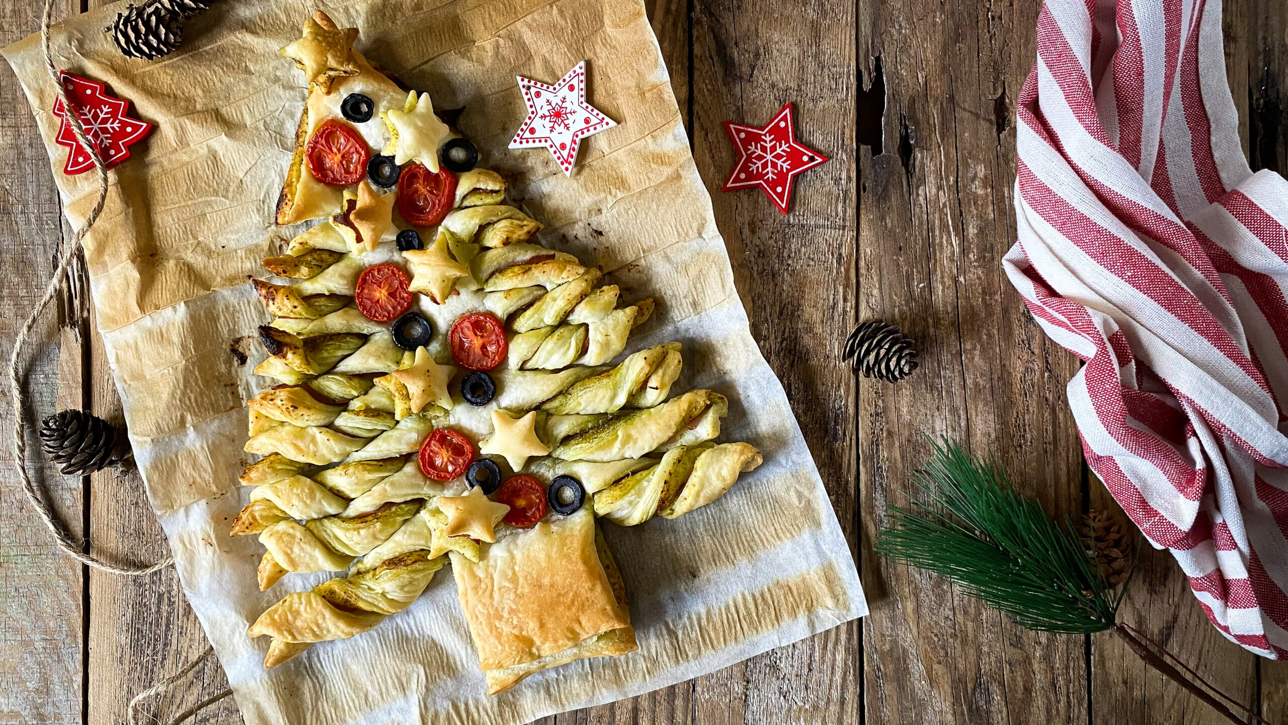 albero di sfoglia pesto e mortadella antipasto natalizio