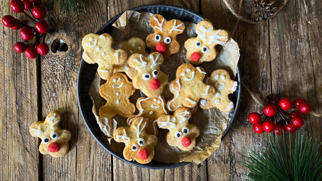 Due tipi di biscotti natalizi con solo una formina