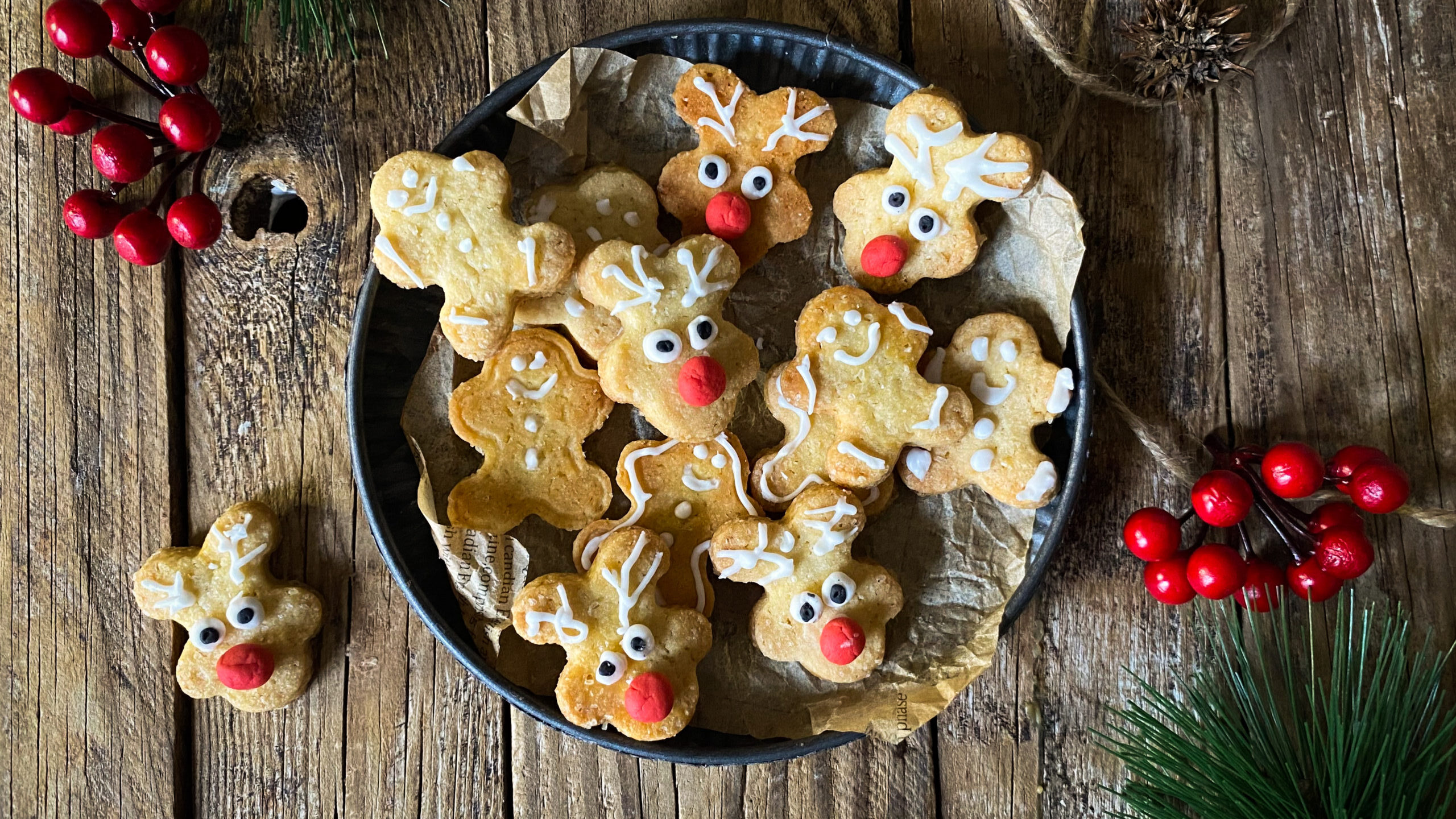 Due tipi di biscotti natalizi con solo una formina