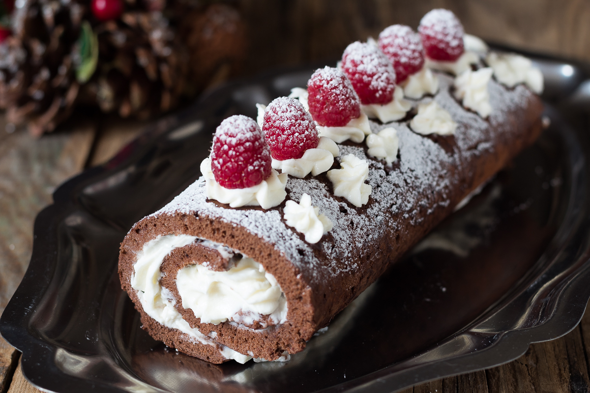 Rotolo al cacao con crema di mascarpone e lamponi