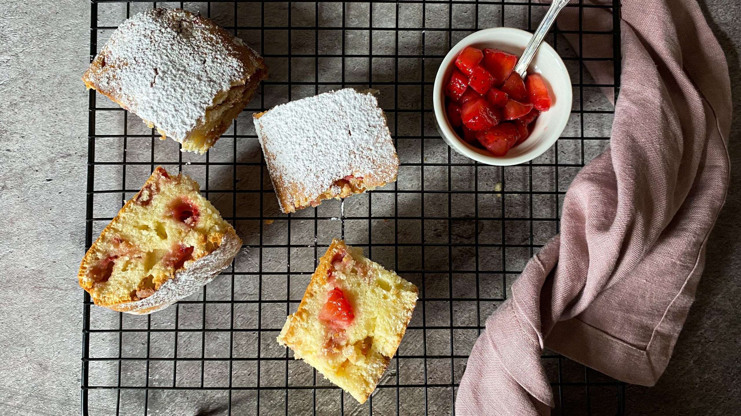 Torta yogurt e fragole