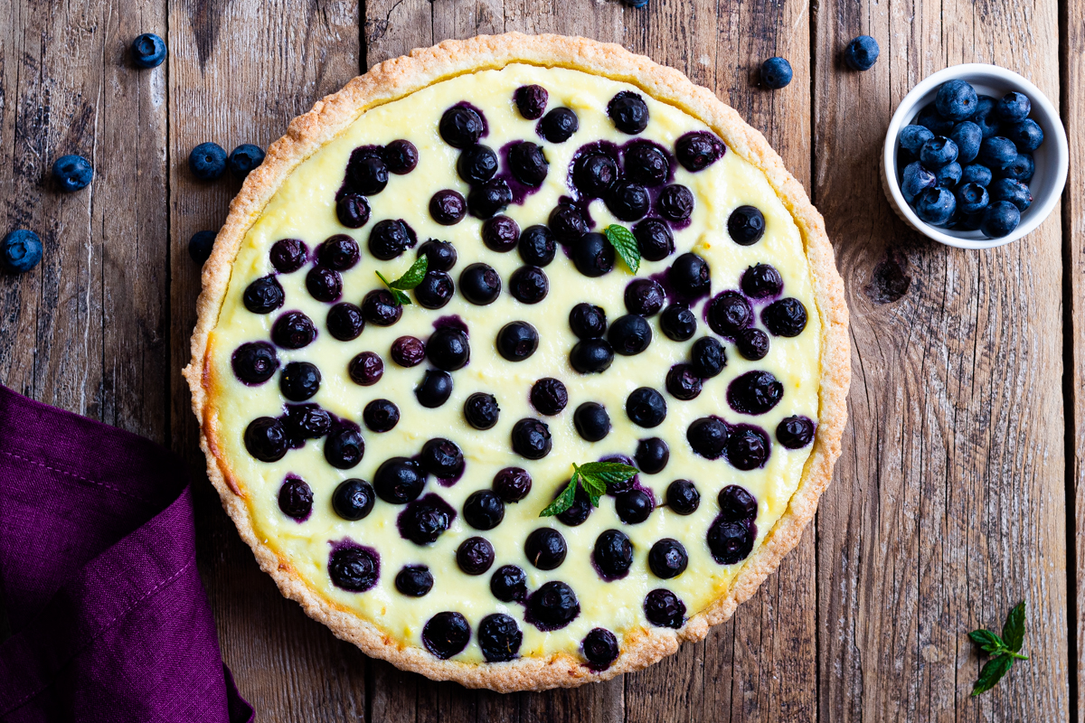 crostata con crema di ricotta e mirtilli