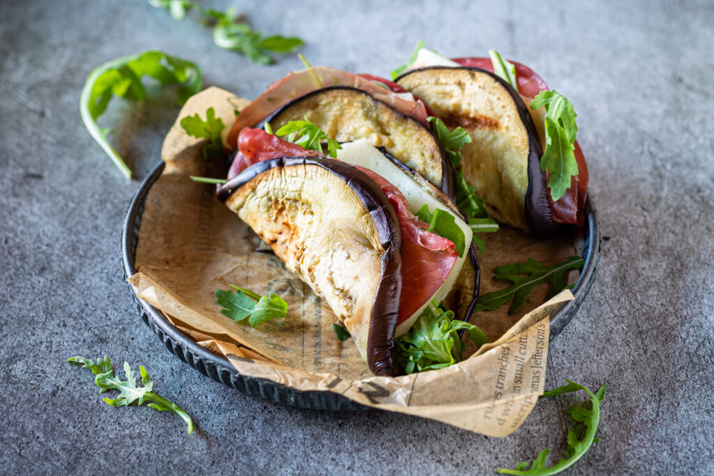 portafogli di melanzane freddi con bresaola rucola e formaggio