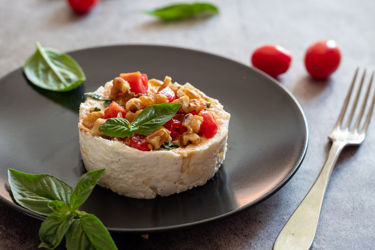 tartare di ricotta con noci e pomodorini