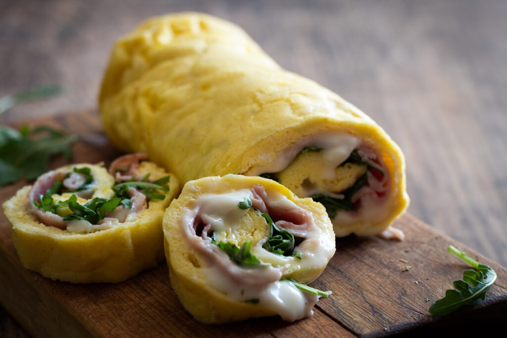 rotolo di frittata con squacquerone prosciutto cotto e rucola