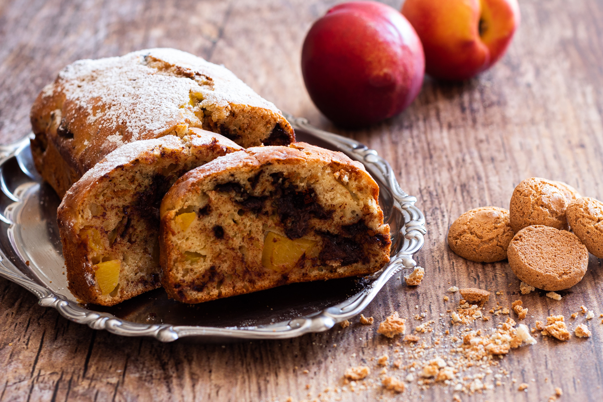 plumcake pesche amaretti e cioccolato fondente