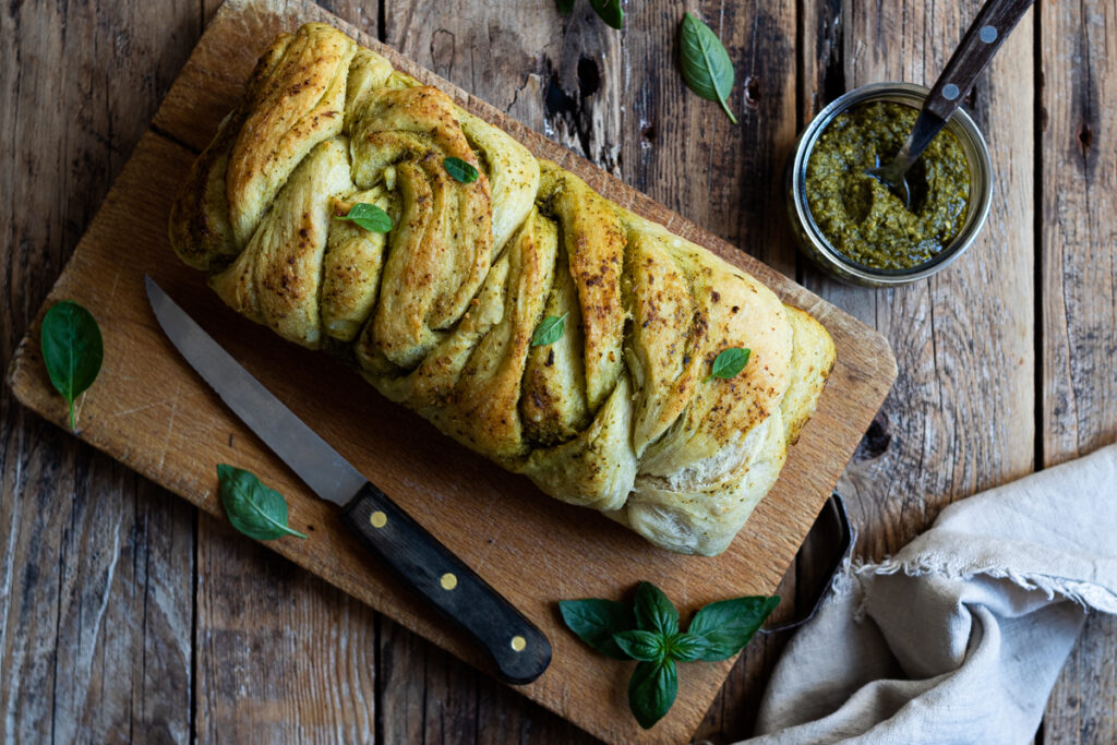 treccia di pane al pesto