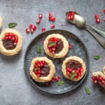 Sbriciolata al bicchiere con crema e uva