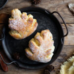 Sbriciolata al bicchiere con crema e uva