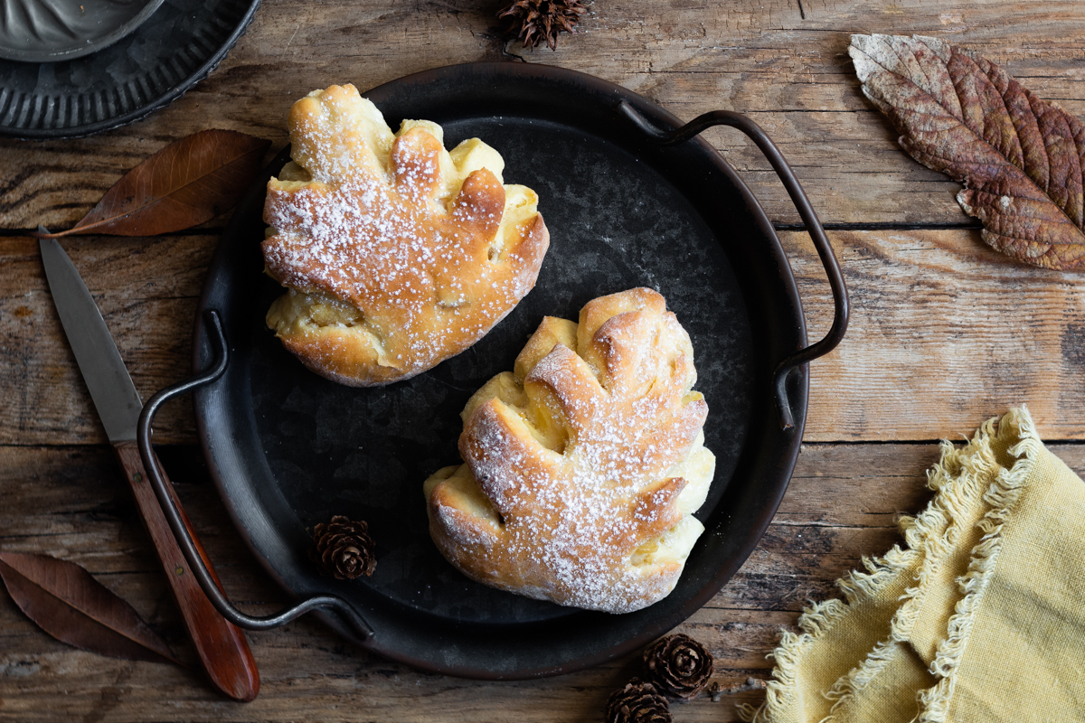 foglie di pan brioche ripiene di mele