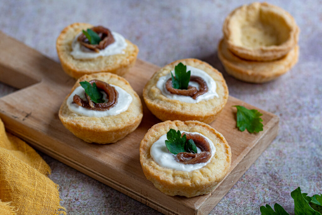 tartellette salate con stracciatella e acciughe