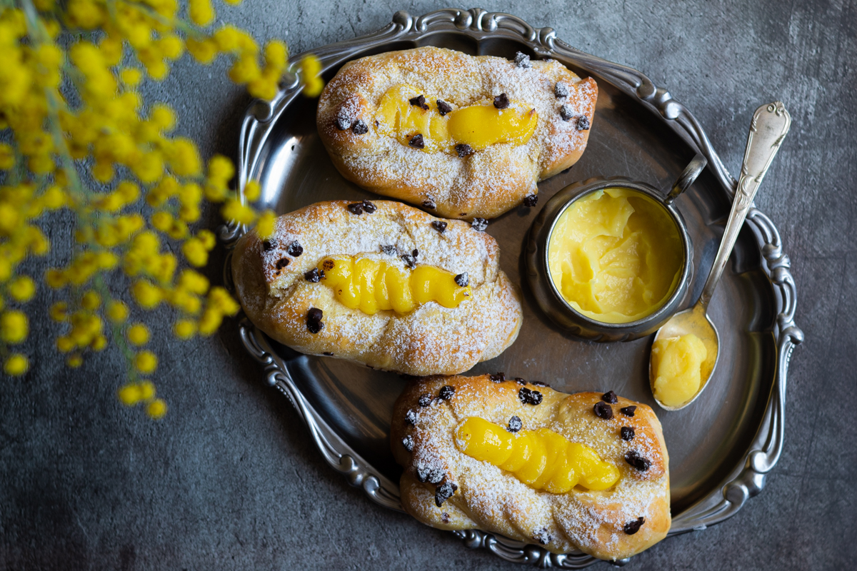 brioche intrecciate con crema e gocce di cioccolato