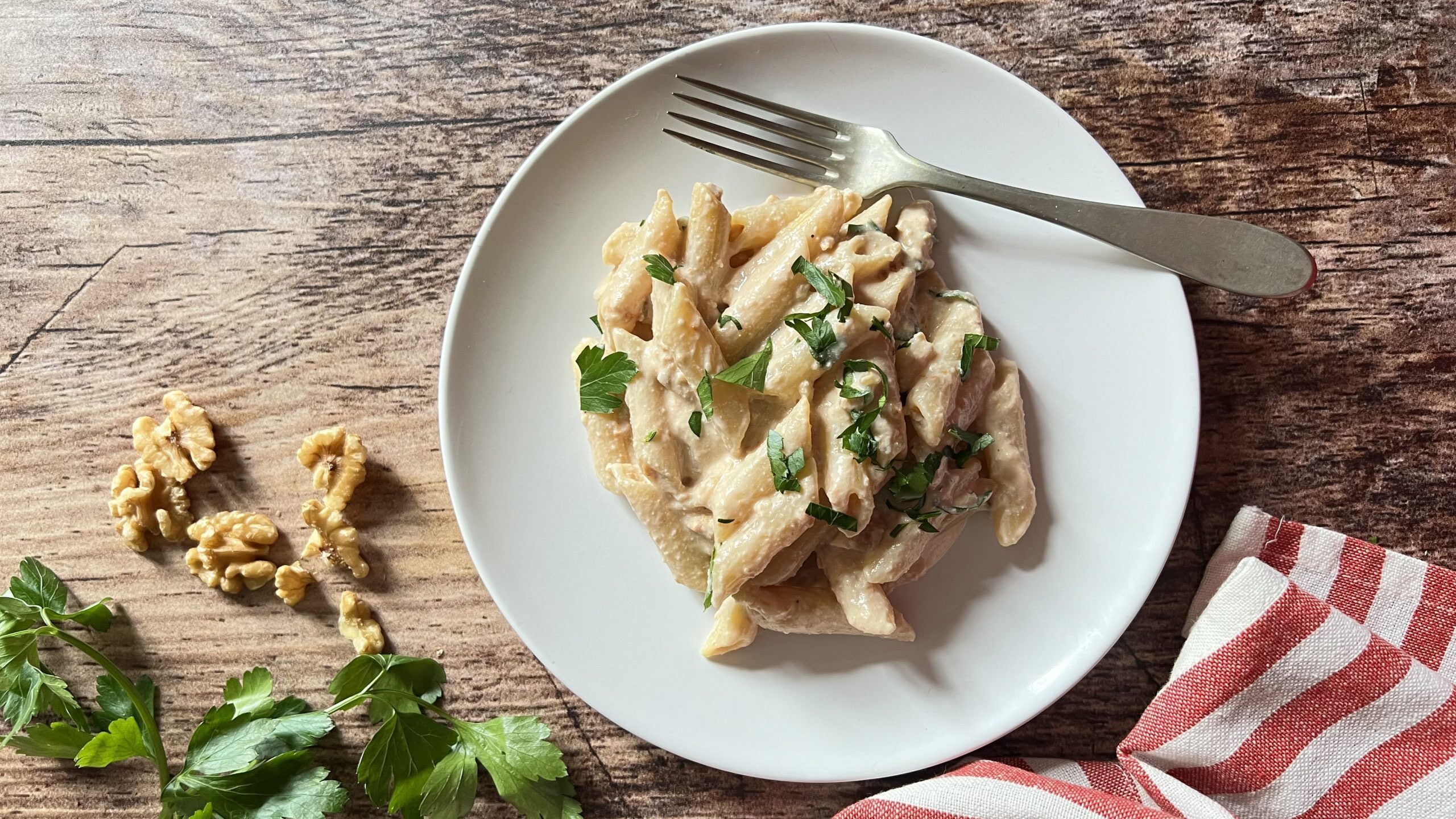 pasta con pesto di noci ricotta e pomodorini secchi