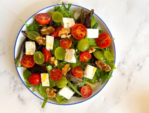 insalatone con feta uva e noci