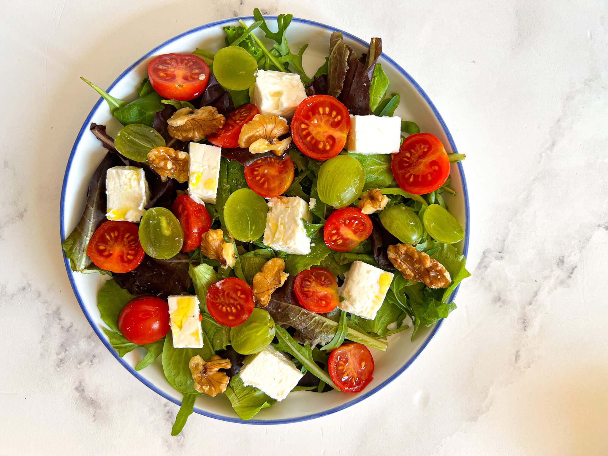 insalatone con feta uva e noci